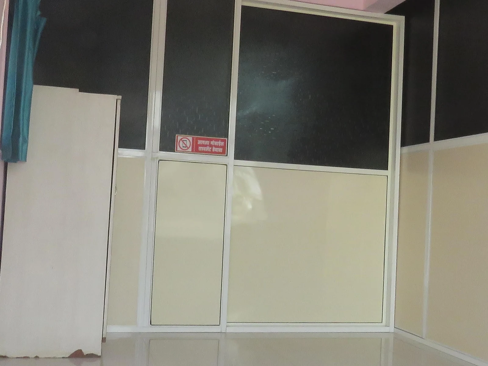 Partitions at the entrance to care rooms